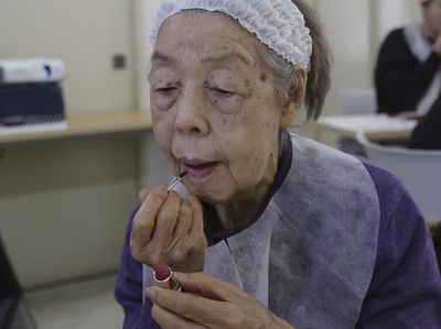 Gaya Nenek-nenek di Jepang Ikut Kelas Kecantikan