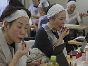 Nggak Mau Kalah! Nenek-nenek di Jepang Juga Ikut Kelas Kecantikan Nggak Mau Kalah! Nenek-nenek di Jepang Juga Ikut Kelas Kecantikan