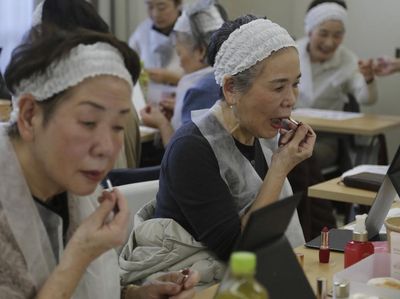 Nggak Mau Kalah! Nenek-nenek di Jepang Juga Ikut Kelas Kecantikan