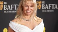 7 Gaya Pamela Anderson Konsisten Tak Ber-makeup, Pakai Kalung Berlian 68 Karat