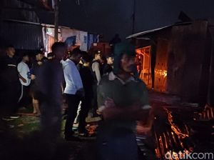 4 Kios Hangus Terbakar di Pasar Sentral Pangkep Diduga Akibat Korsleting 4 Kios Hangus Terbakar di Pasar Sentral Pangkep Diduga Akibat Korsleting
