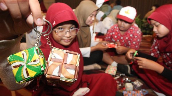 Puluhan Pelajar Belajar Daur Ulang Sampah Jadi Produk yang Bisa Dijual