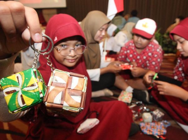 Puluhan Pelajar Belajar Daur Ulang Sampah Jadi Produk yang Bisa Dijual