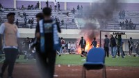 Pertandingan tersebut dihentikan di menit ke-79 dikarenakan suporter Persela memasuki lapangan dan merusak sejumlah fasilitas stadion. 