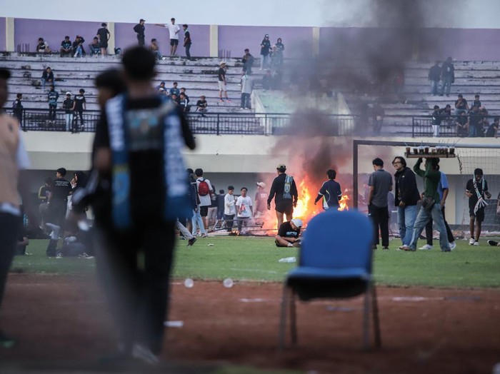 Suporter Persela Lamongan melemparkan kursi pada pertandingan Liga 2 antara Persela Lamongan melawan Persijap Jepara di Stadion Tuban Sport Center, Tuban, Jawa Timur, Selasa (18/2/2024). Pertandingan tersebut dihentikan di menit ke-79 dikarenakan suporter Persela memasuki lapangan dan merusak sejumlah fasilitas stadion. ANTARA FOTO/Rizal Hanafi/foc.