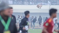 Suporter Persela Lamongan melemparkan kursi pada pertandingan Liga 2 antara Persela Lamongan melawan Persijap Jepara di Stadion Tuban Sport Center, Tuban, Jawa Timur, Selasa (18/2/2024). 
