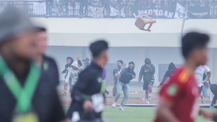 Pertandingan Liga 2 ricuh Suporter Persela Lamongan melemparkan kursi pada pertandingan Liga 2 antara Persela Lamongan melawan Persijap Jepara di Stadion Tuban Sport Center, Tuban, Jawa Timur, Selasa (18/2/2024). Pertandingan tersebut dihentikan di menit ke-79 dikarenakan suporter Persela memasuki lapangan dan merusak sejumlah fasilitas stadion. ANTARA FOTO/Rizal Hanafi/foc.