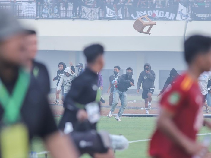 Suporter Persela Lamongan melemparkan kursi pada pertandingan Liga 2 antara Persela Lamongan melawan Persijap Jepara di Stadion Tuban Sport Center, Tuban, Jawa Timur, Selasa (18/2/2024). Pertandingan tersebut dihentikan di menit ke-79 dikarenakan suporter Persela memasuki lapangan dan merusak sejumlah fasilitas stadion. ANTARA FOTO/Rizal Hanafi/foc.