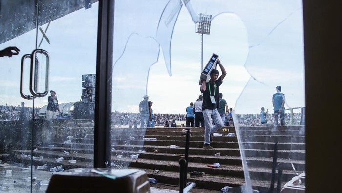 Pertandingan Liga 2 ricuh Suporter Persela Lamongan melemparkan kursi pada pertandingan Liga 2 antara Persela Lamongan melawan Persijap Jepara di Stadion Tuban Sport Center, Tuban, Jawa Timur, Selasa (18/2/2024). Pertandingan tersebut dihentikan di menit ke-79 dikarenakan suporter Persela memasuki lapangan dan merusak sejumlah fasilitas stadion. ANTARA FOTO/Rizal Hanafi/foc.