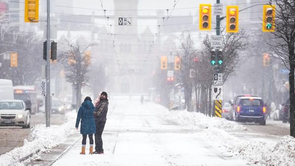 Potret Toronto Diselimuti Salju Tebal