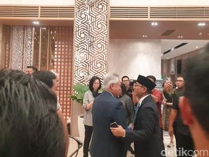 Potret Brian Yuliarto-Satryo Soemantri Bersalaman Jelang Sertijab Mendikti Potret Brian Yuliarto-Satryo Soemantri Bersalaman Jelang Sertijab Mendikti