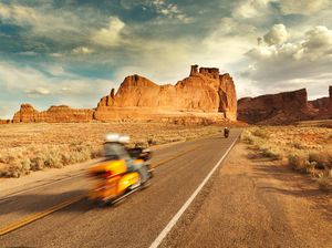 Lagi Roadtrip Pakai Motor, Pasangan Ini Malah Dituduh Jadi Mata-mata Lagi Roadtrip Pakai Motor, Pasangan Ini Malah Dituduh Jadi Mata-mata
