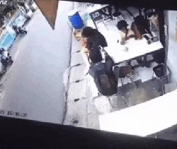 Video Detik-detik Mobil Seruduk Warkop di Jaktim, Pengunjung Terpental