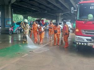Jalan Yos Sudarso Licin gegara Tumpahan Tanah Bikin Pemotor Berjatuhan Jalan Yos Sudarso Licin gegara Tumpahan Tanah Bikin Pemotor Berjatuhan
