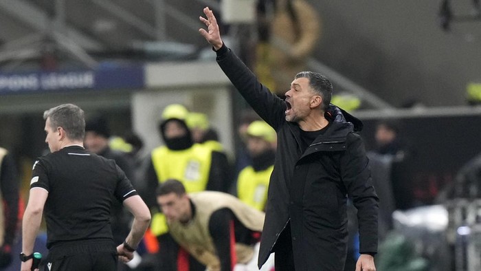 AC Milans head coach Sergio Conceicao shouts during Champions League, playoff second leg soccer match between AC Milan and Feyenoord, at the San Siro stadium in Milan, Italy, Tuesday, Feb.18, 2025. (AP Photo/Luca Bruno)