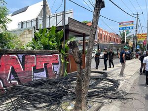 Dinas PUPR Potong Kabel Provider Liar di Jalan Dewi Sri Kuta Dinas PUPR Potong Kabel Provider Liar di Jalan Dewi Sri Kuta