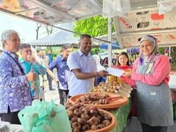 Viral di Malaysia: Pemuda China Ditampar Saat Makan Siang di Bulan Ramadan