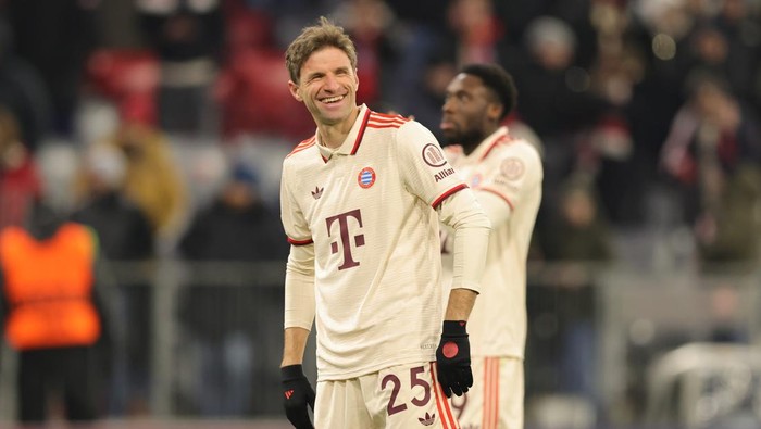 MUNICH, GERMANY - FEBRUARY 18: Thomas Müller of FC Bayern München looks on after the UEFA Champions League 2024/25 League Knockout Play-off second leg match between FC Bayern München and Celtic FC at  on February 18, 2025 in Munich, Germany. (Photo by Marcel Engelbrecht - firo sportphoto/Getty Images)