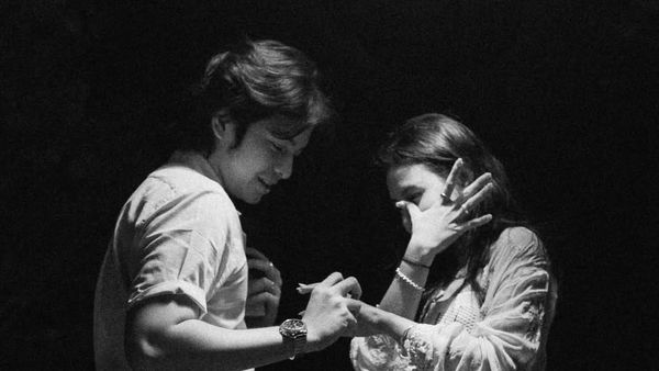 8 Foto Kejutan Lamaran Angga Yunanda-Shenina yang Baru Terungkap, Romantis!