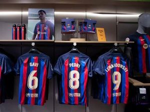 Jersey Messi Masih Laku Dibeli Suporter Barcelona Musim Ini Jersey Messi Masih Laku Dibeli Suporter Barcelona Musim Ini