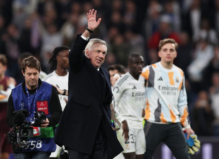 Soccer Football - Champions League - Knockout Phase Playoff - Second Leg - Real Madrid v Manchester City - Santiago Bernabeu, Madrid, Spain - February 19, 2025 Real Madrid coach Carlo Ancelotti celebrates after the match REUTERS/Violeta Santos Moura