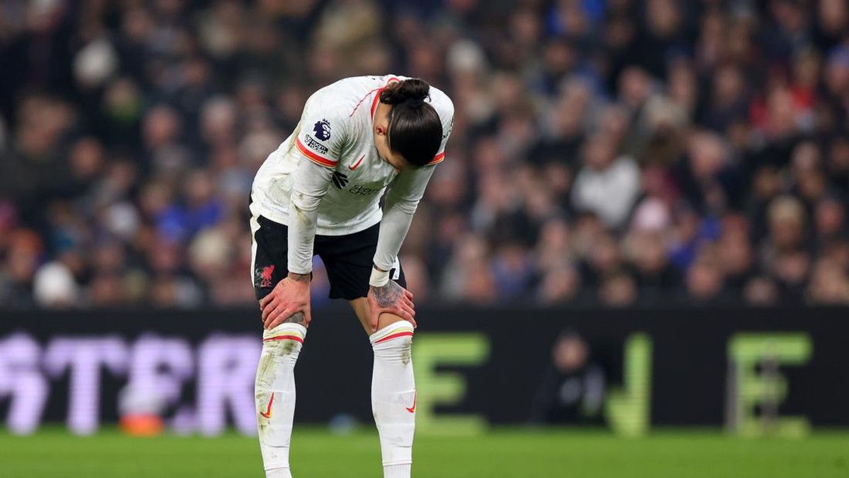 Darwin Nunez melempem di Liverpool. (Foto: Getty Images/Molly Darlington/Copa)