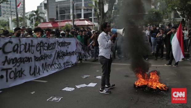 Sejumlah Mahasiswa yang tergabung dalam BEM Seluruh Indonesia melakukan aksi Indonesia Gelap di Jalan Medan Merdeka Barat, Jakarta, Kamis, 20 Februari 2025. (CNN Indonesia/Adhi Wicaksono)
