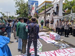 Demo Indonesia Gelap di DPRD NTB, Mahasiswa Bakar Keranda Prabowo-Gibran