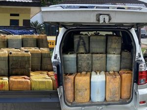 2 Mobil Angkut 3,4 Ton BBM Ilegal di Bateng Ditangkap, 3 Orang Jadi Tersangka 2 Mobil Angkut 3,4 Ton BBM Ilegal di Bateng Ditangkap, 3 Orang Jadi Tersangka