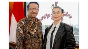 Foto: Agnez Mo Datangi Kementerian Hukum, Berlindung di Balik Baju Oversized