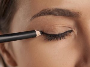 Video: Tutorial Bikin Tightline Eyeliner untuk Pemula