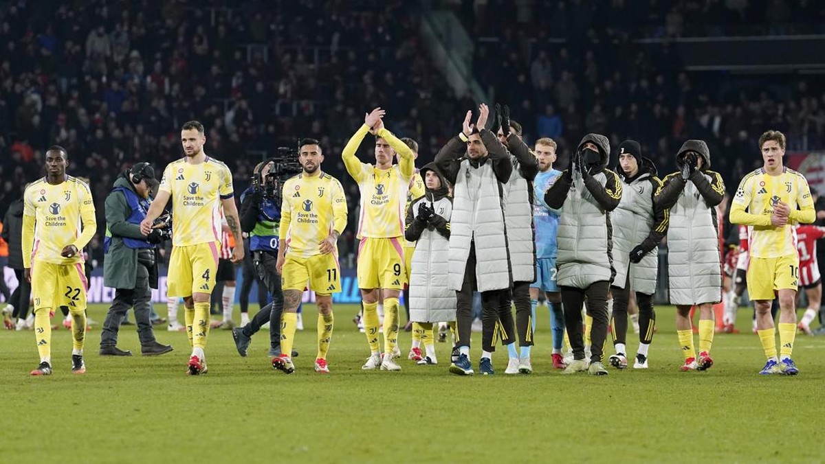 Juventus beri penghormatan ke suporter usai disingkirkan PSV. (Foto: Getty Images/Soccrates Images)
