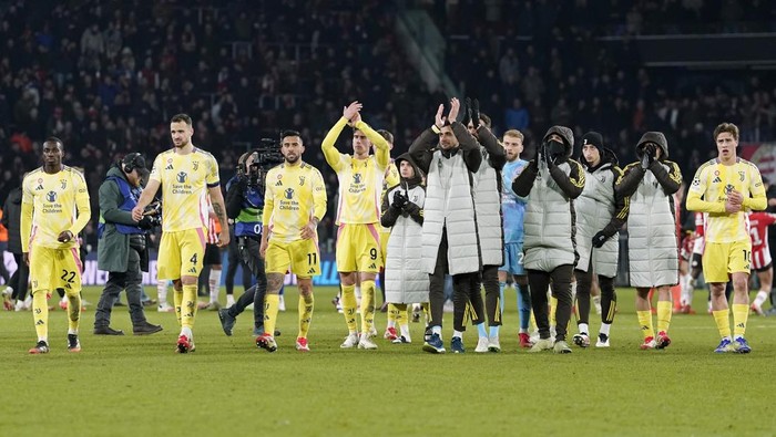 EINDHOVEN, NETHERLANDS - FEBRUARY 19: Jona Rouhi of Juventus, Mattia Perin of Juventus, Carlo Pinsoglio of Juventus, Samuel Mbangula of Juventus, Kenan Yildiz of Juventus, Dusan Vlahovic of Juventus, Khephren Thuram of Juventus, Nicolo Savona of Juventus, Andrea Cambiaso of Juventus, Michele Di Gregorio of Juventus, Timothy Weah of Juventus, Federico Gatti of Juventus, Lloyd Kelly of Juventus, Manuel Locatelli of Juventus, Teun Koopmeiners of Juventus, Nico Gonzalez of Juventus, Weston McKennie of Juventus, Randal Kolo Muani of Juventus, Francisco Conceicao of Juventus disappointed after the match  during the UEFA Champions League  match between PSV v Juventus at the Philips Stadium on February 19, 2025 in Eindhoven Netherlands (Photo by Marcel Bonte/Soccrates/Getty Images)