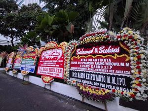 Karangan Bunga Berjejer di Balai Kota Jakarta Jelang Pelantikan Pramono-Rano