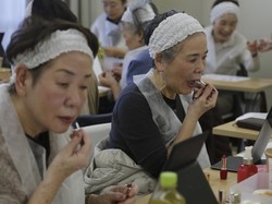 Saat Nenek-nenek Ikut Kelas Makeup Akibat Krisis Populasi di Jepang