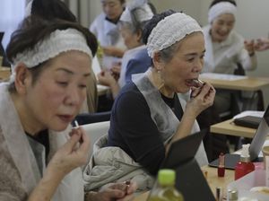 Saat Nenek-nenek Ikut Kelas Makeup Akibat Krisis Populasi di Jepang Saat Nenek-nenek Ikut Kelas Makeup Akibat Krisis Populasi di Jepang