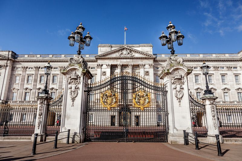 Kerajaan Inggris London, UK - 26th April 2018: The front of Buckingham Palace in the morning at sunrise with nobody around
