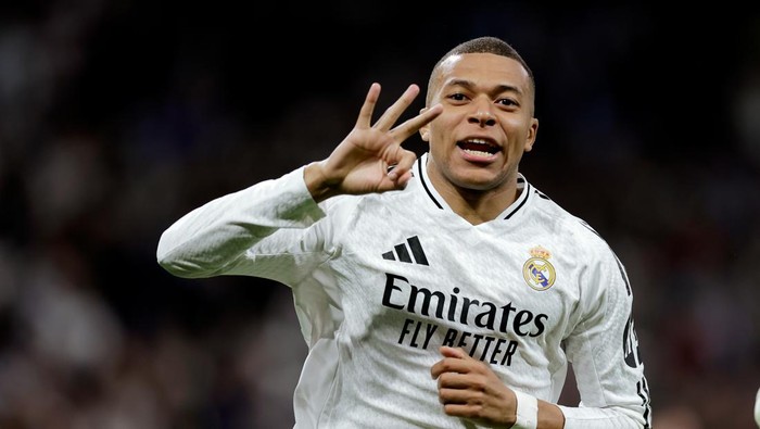 MADRID, SPAIN - FEBRUARY 19: Kylian Mbappe of Real Madrid celebrates 3-0 during the UEFA Champions League match between Real Madrid v Manchester City at the Estadio Santiago Bernabeu on February 19, 2025 in Madrid Spain (Photo by M Gracia Jimenez/Soccrates/Getty Images)