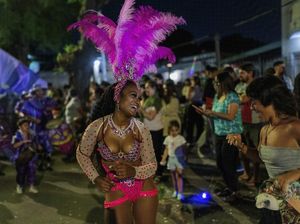 Lenggak-lenggok Penari Meriahkan Karnaval di Uruguay
