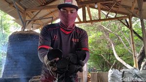 Pemanfaatan Limbah Batok Kelapa di Wisata Pantai Bangsring Banyuwangi