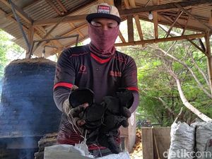 Pemanfaatan Limbah Batok Kelapa di Wisata Pantai Bangsring Banyuwangi Pemanfaatan Limbah Batok Kelapa di Wisata Pantai Bangsring Banyuwangi