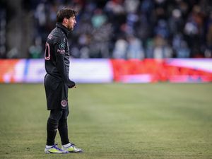 Wasit Ini Minta Jersey Lionel Messi