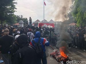 Fakta-fakta Demo Jogja Memanggil di Depan Gedung Agung Fakta-fakta Demo Jogja Memanggil di Depan Gedung Agung