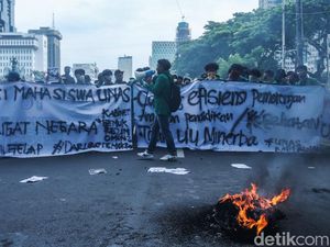 Penampakan Massa Aksi Indonesia Gelap di Patung Kuda