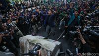 Massa Aksi Indonesia Gelap Robohkan Beton Pembatas-Rusak Kawat Berduri
