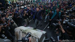 Massa Aksi Indonesia Gelap Robohkan Beton Pembatas-Rusak Kawat Berduri