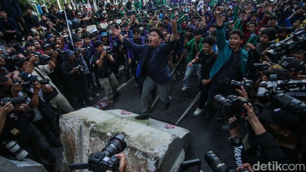 Massa Aksi Indonesia Gelap Robohkan Beton Pembatas-Rusak Kawat Berduri