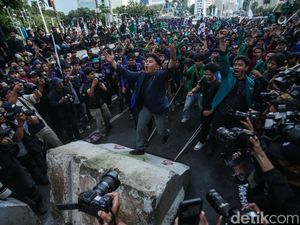Massa Aksi Indonesia Gelap Robohkan Beton Pembatas-Rusak Kawat Berduri