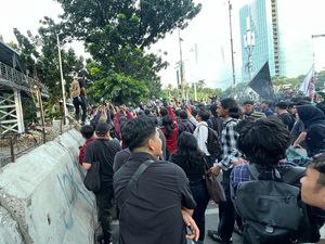 Massa Aksi Indonesia Gelap Robohkan Satu Beton Pembatas di Patung Kuda