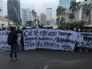 Video: Massa Demo Indonesia Gelap Mulai Berdatangan ke Kawasan Patung Kuda